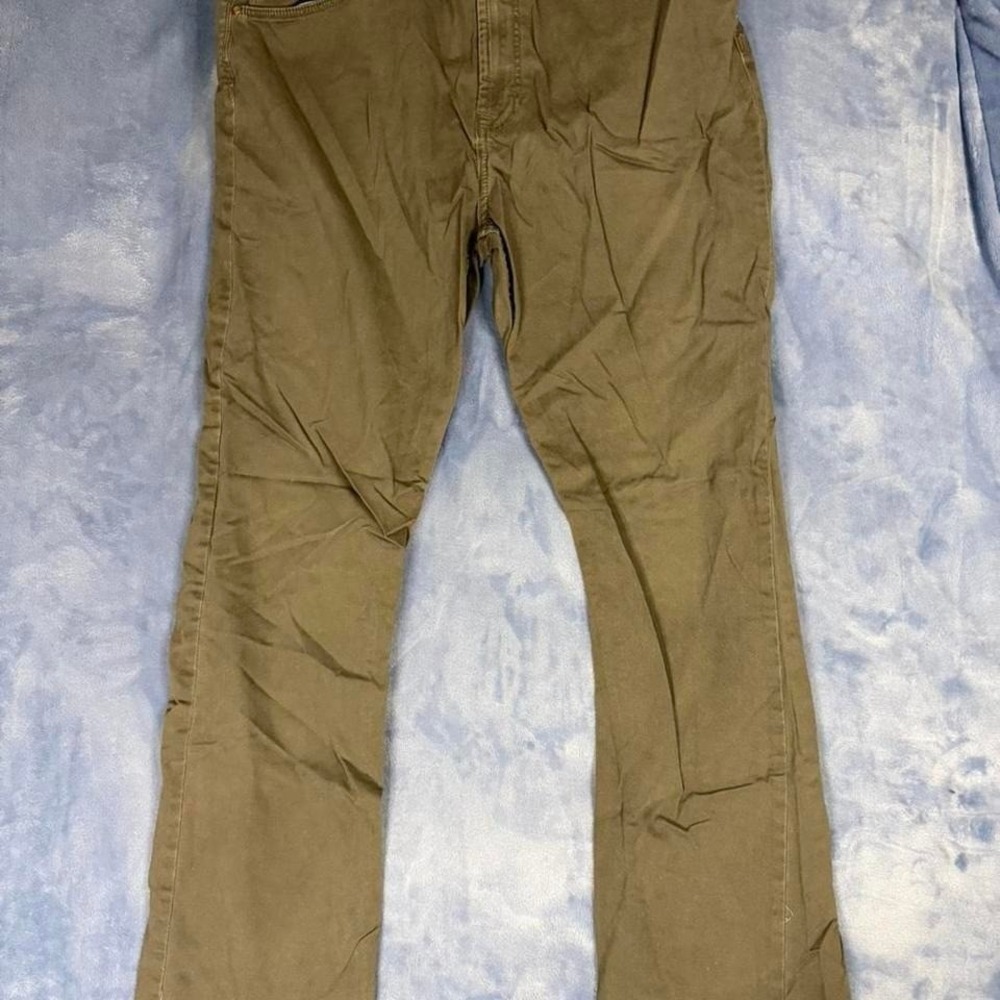 Wrangler cargo pants with adjustable waist and pockets.‎ Size: 38x32